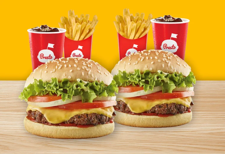 Dos hamburguesas Súper Presto con papas y gaseosas